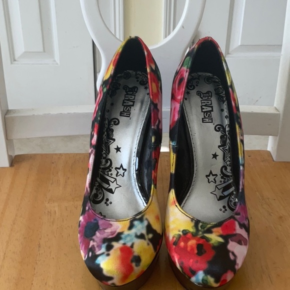 Brash yellow red black heels - Picture 3 of 6